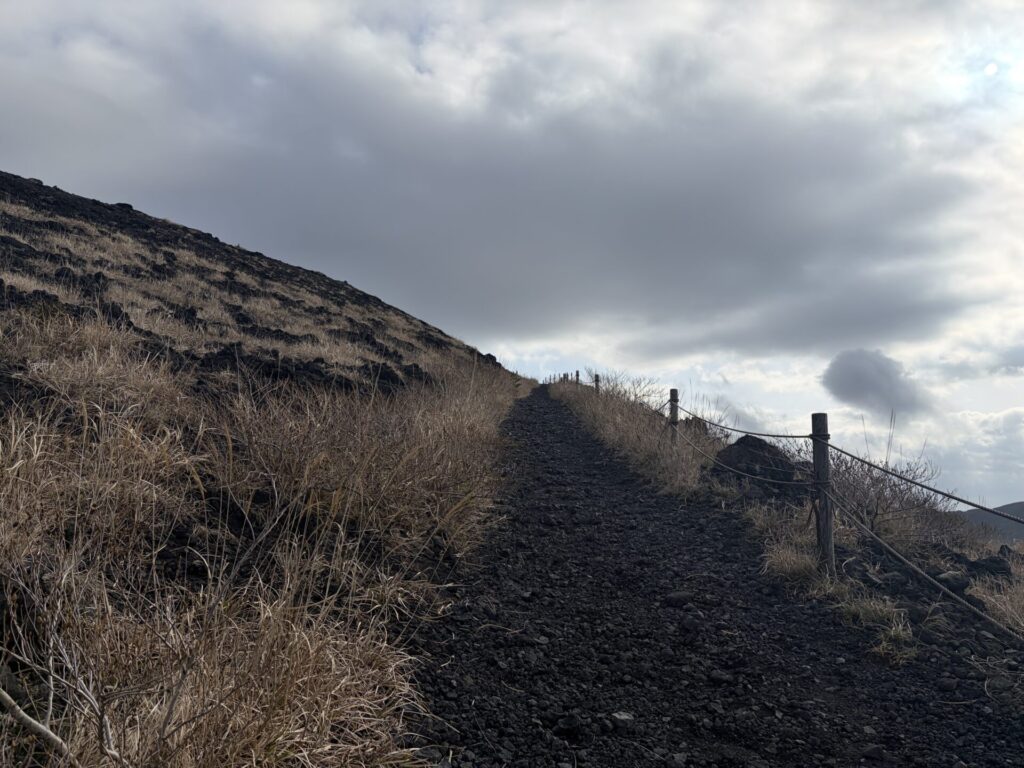 お鉢巡りの山道