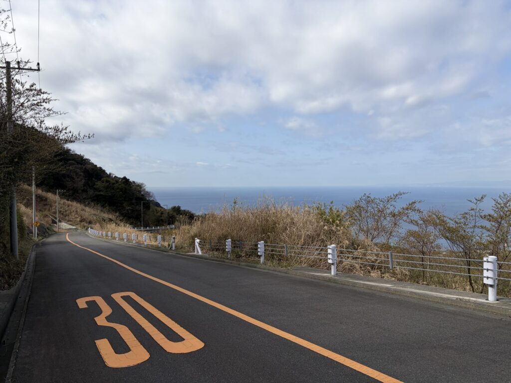 三原山山頂から元町港へ向かう下り坂