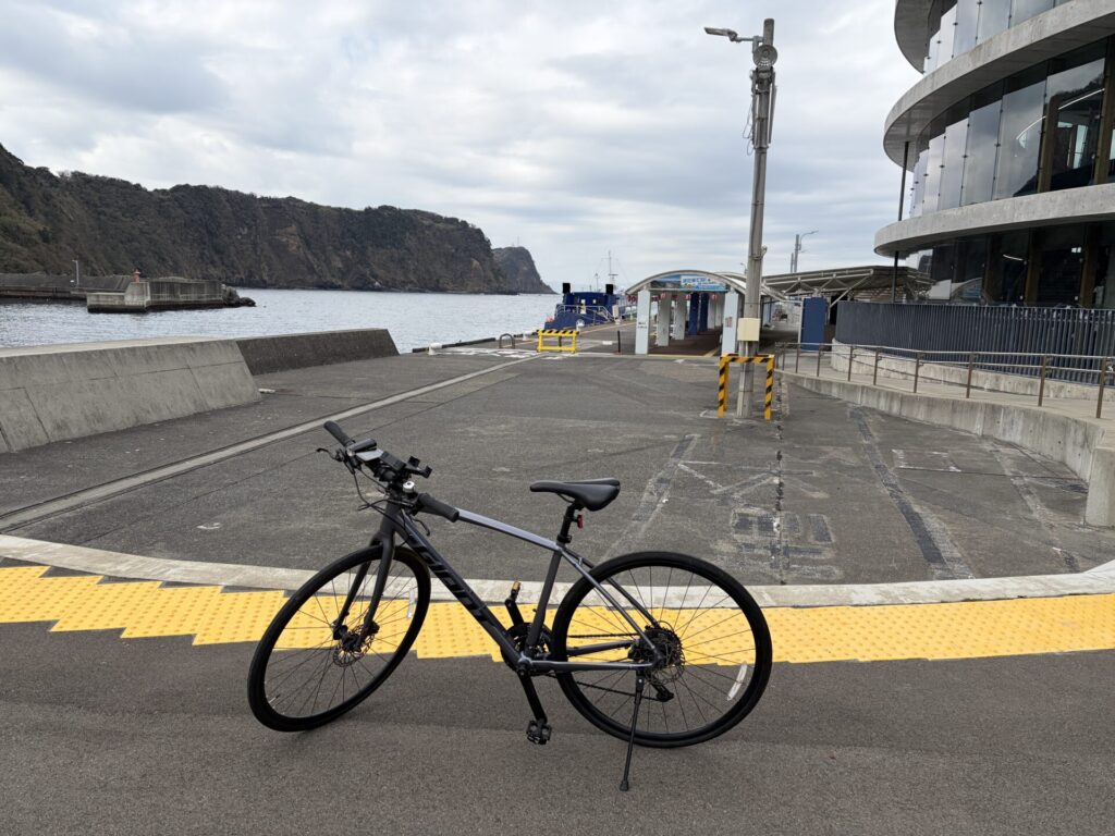 岡田港とクロスバイク